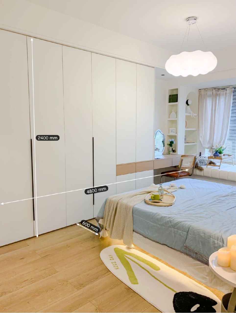 卧室床尾有整排衣柜,还叠什么衣服吖!