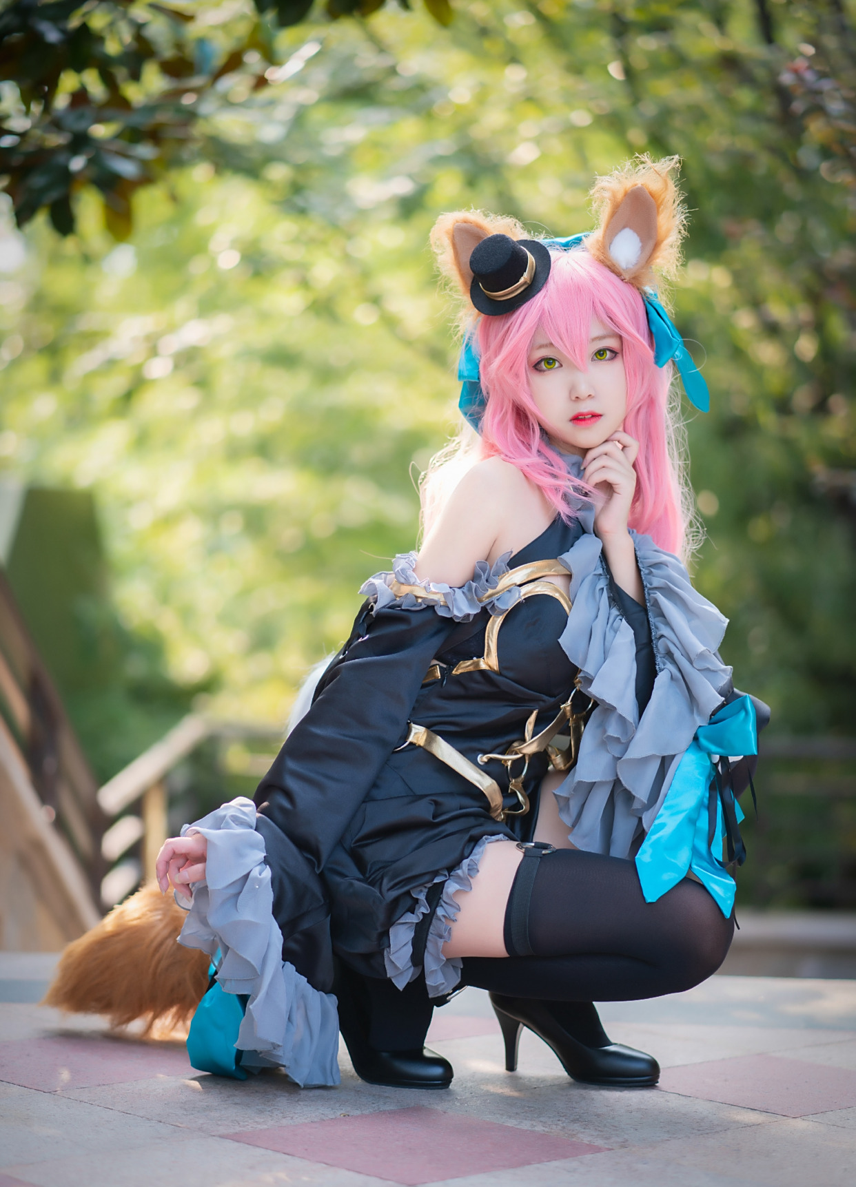 cosplay:过膝"黑丝"配高跟鞋的性感小玉,跟她去公园约会吗?