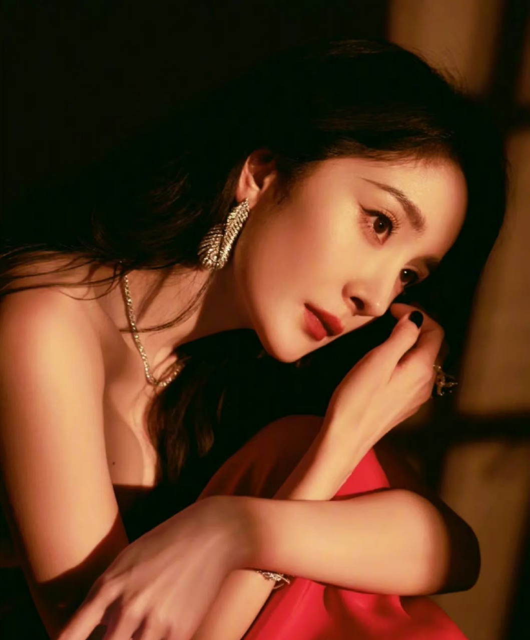 杨幂# 一袭红色抹胸裙,白皙细嫩的容颜,丰满傲人的事业线,前凸后翘