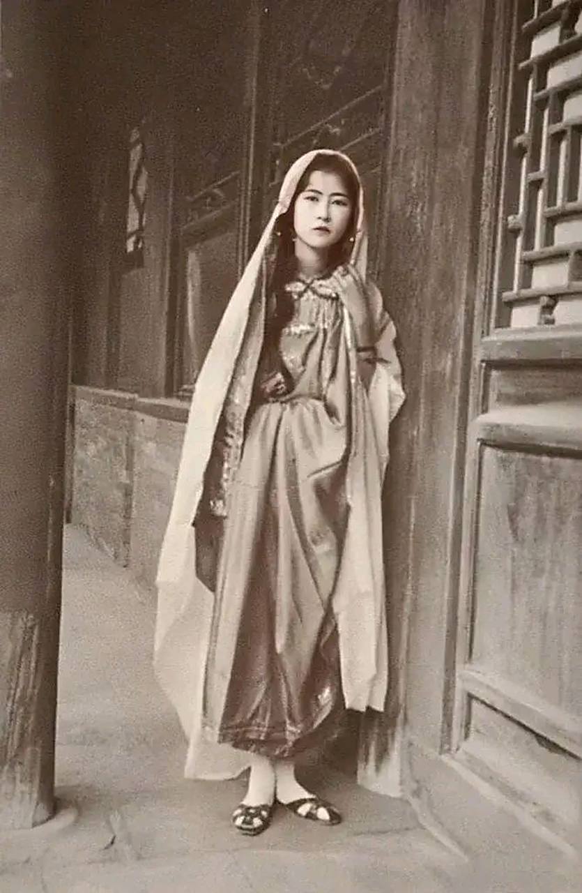 年轻时候的民国才女林徽因的惊艳留影,这张照片拍摄于泰戈尔访华期间