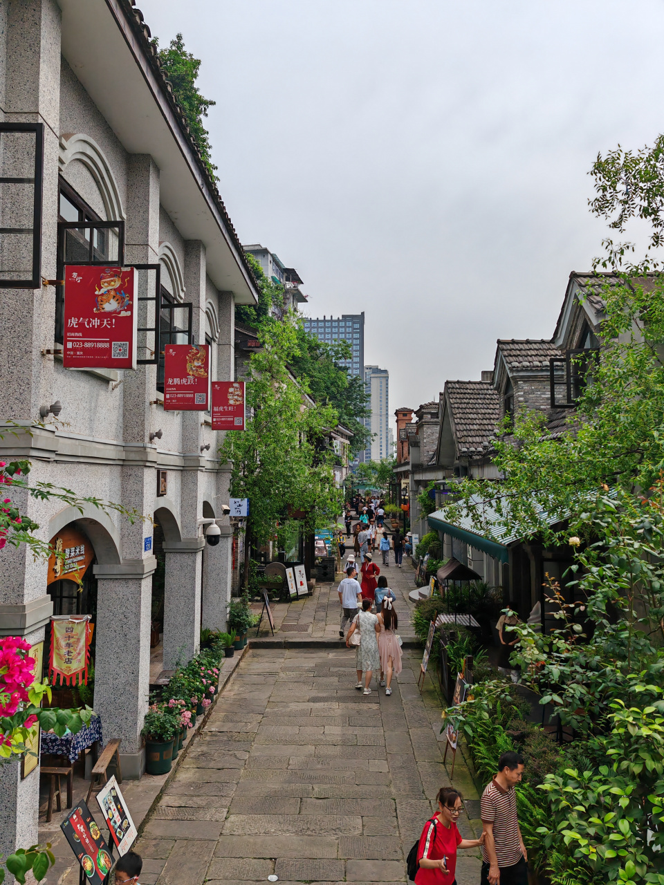 今天下午,我来到了重庆南滨路的龙门浩老街,虽然天气有点小热,但老街