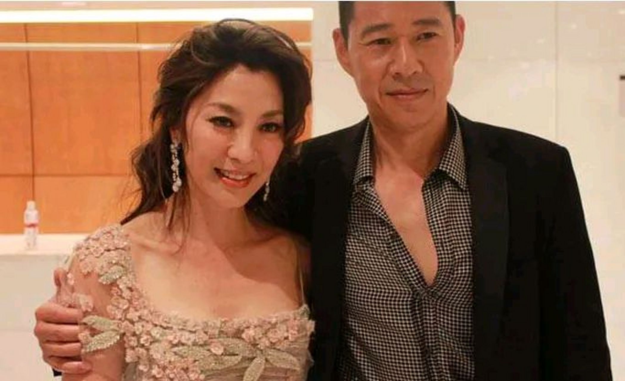 那夜,张丰毅收工回到家,一进屋发现不对劲,老婆霍凡跟一帮小姐妹,正襟