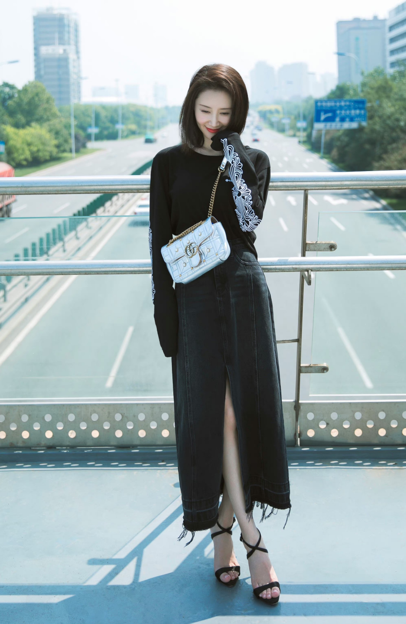 演员舒畅街拍照,红黑两双凉鞋搭配女神肉肉的脚丫子真是惹人爱.