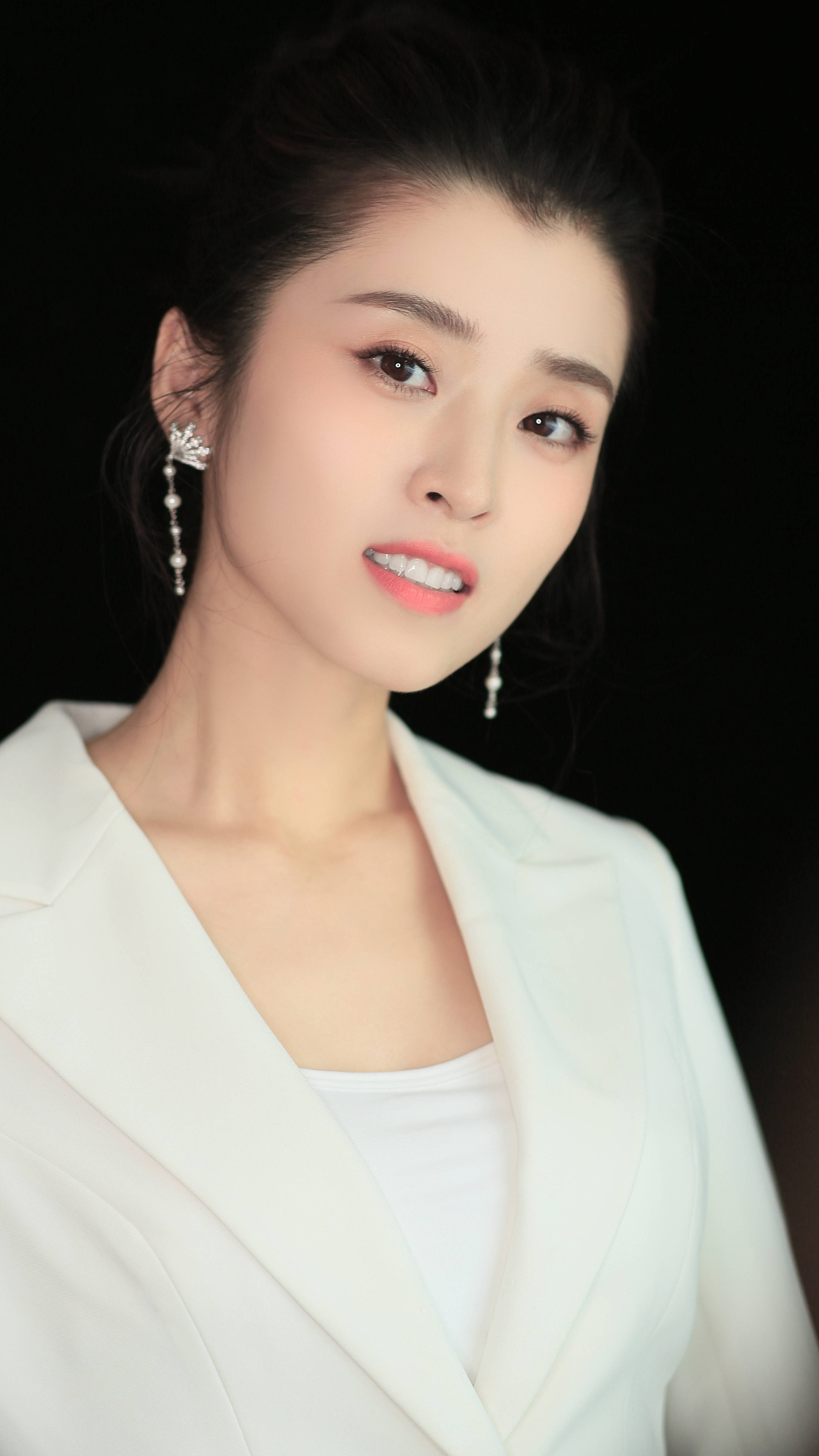 李若嘉淡然之美的优雅女神以从客态度绽放璀璨星光