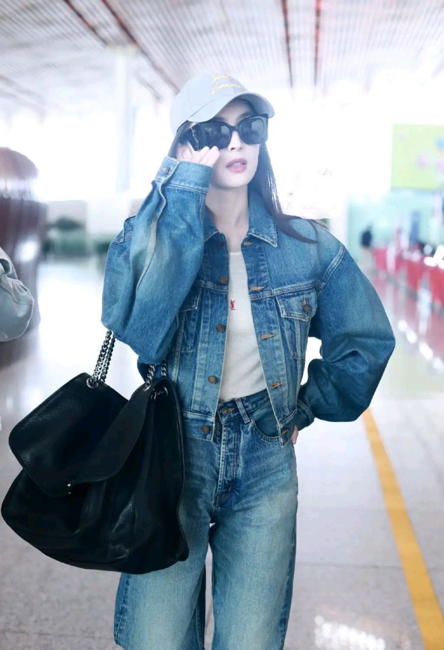 最近古力娜扎亮相北京机场,她里面穿白色背心,外面搭配了一身蓝色的