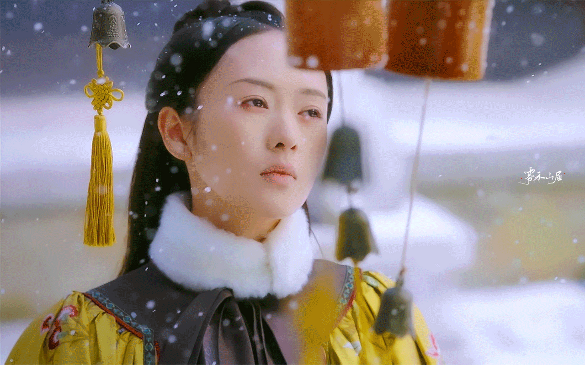 《如懿传》周迅和童谣雪景图,周迅气场强大,童谣心灰意冷,演技派演员