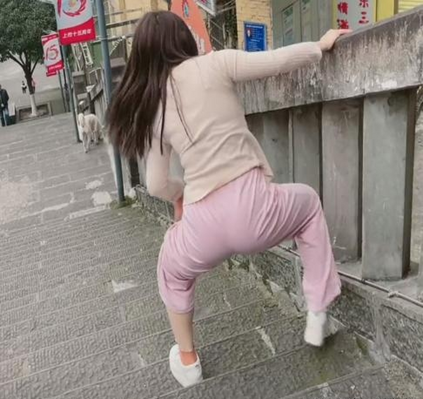 这是啥情况,为啥要扶着走?