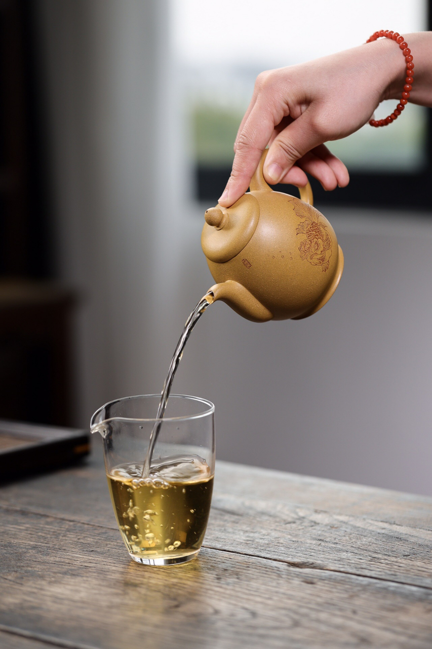 禅意茶壶,由喻永昊大师精心制作,使用珍贵的黄金段泥制作,容量220毫升