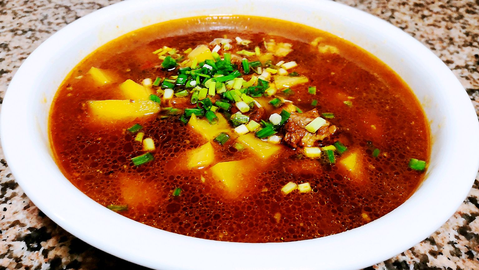 牛肉炖土豆家常做法详解,土豆软糯,牛肉鲜香好吃,汤汁鲜美好喝