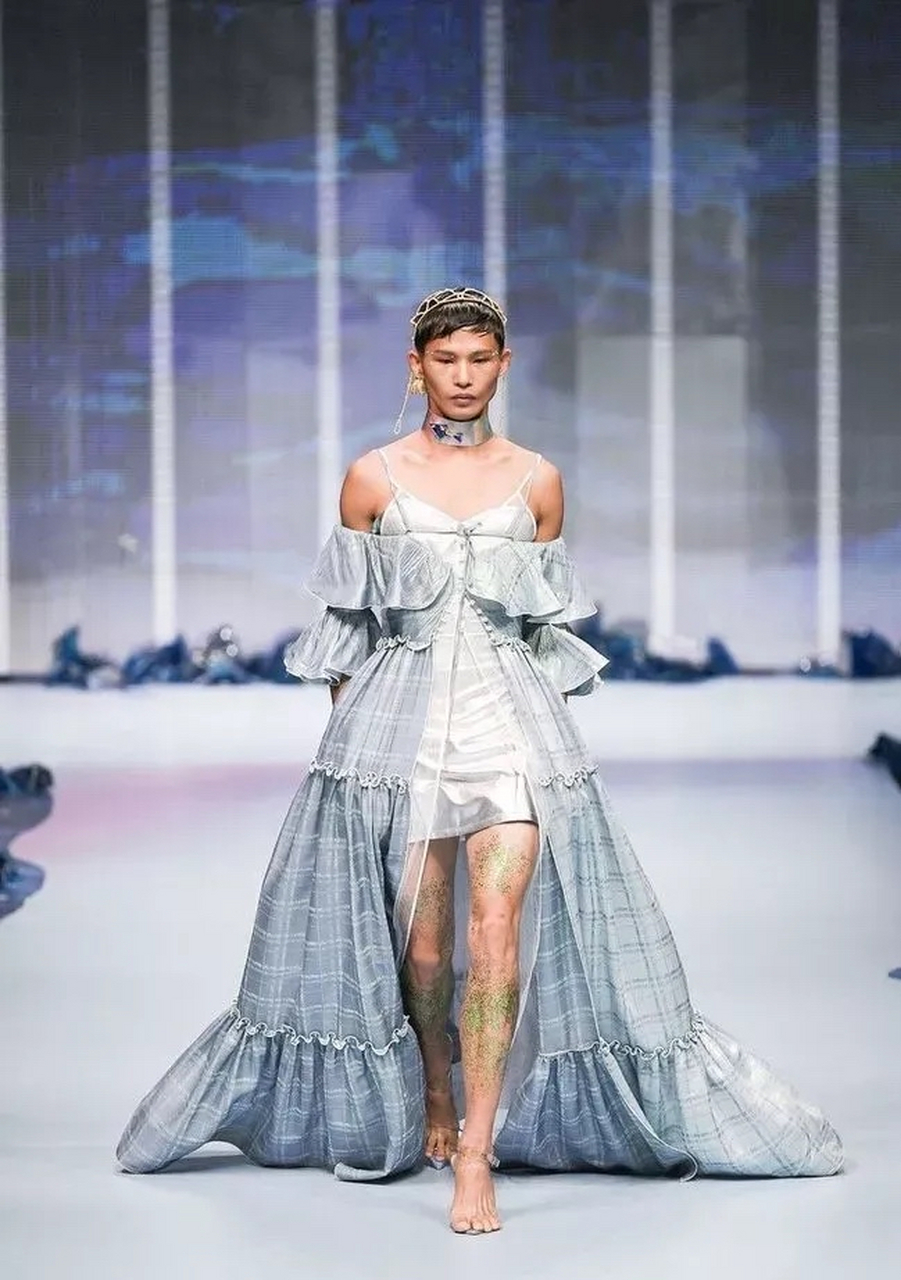 在那里了 就算龙龙跟陆仙人能力都一样 其实输在高级时装需要的气质上