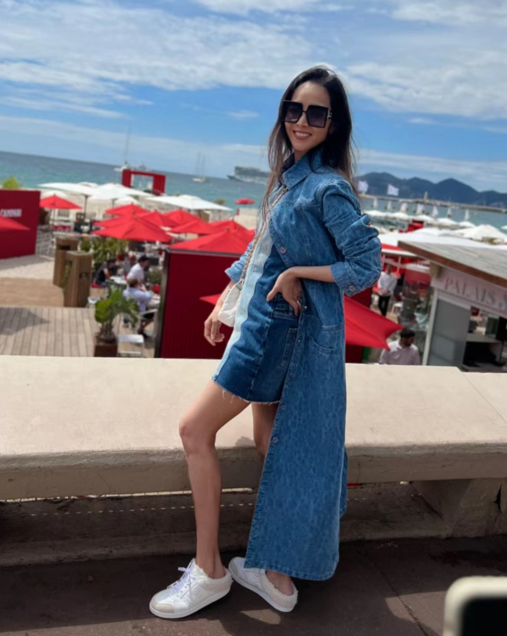 侯佩岑也去戛纳了,她晒出在当地拍摄的美照,牛仔风衣加平底白鞋休闲又