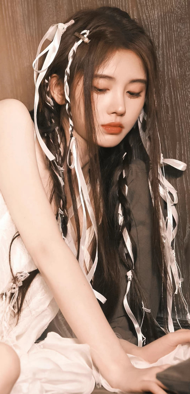 鞠婧祎# 身穿白色吊带裙,甜美笑容温婉可人,仙气十足,让人怦然心动