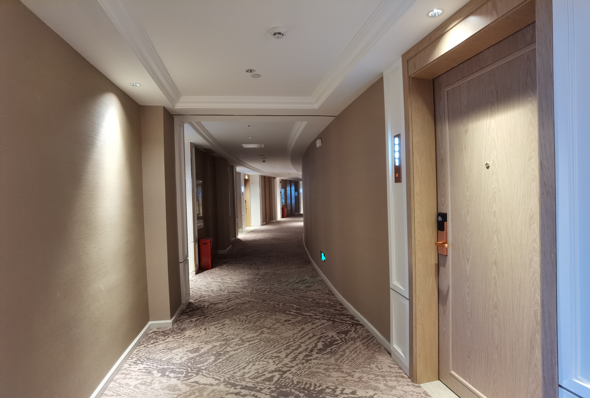 近日旅行途经广东河源东源县黄村镇,在康颜温泉度假村维也纳酒店住了