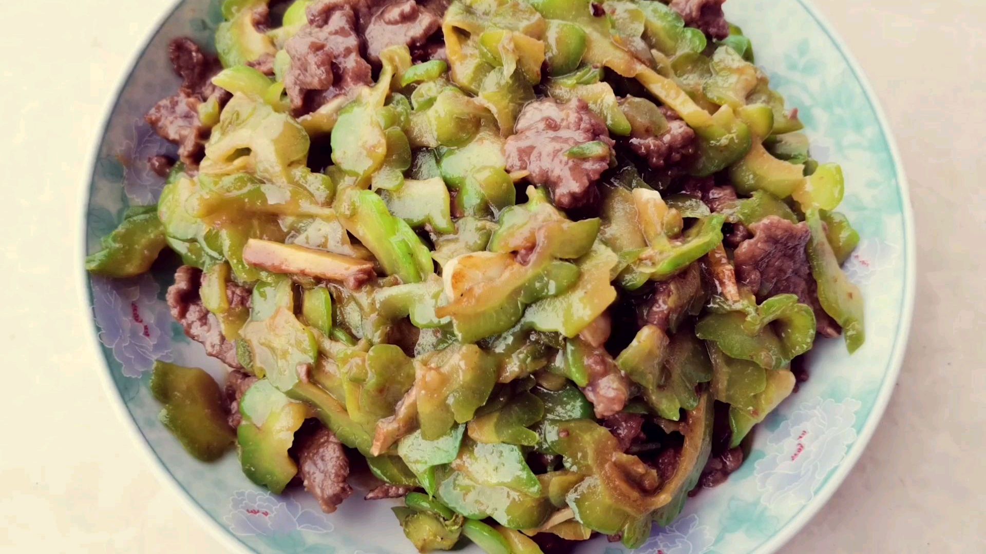 苦瓜牛肉的家常做法,记住这几招,牛肉嫩滑好吃的不得了