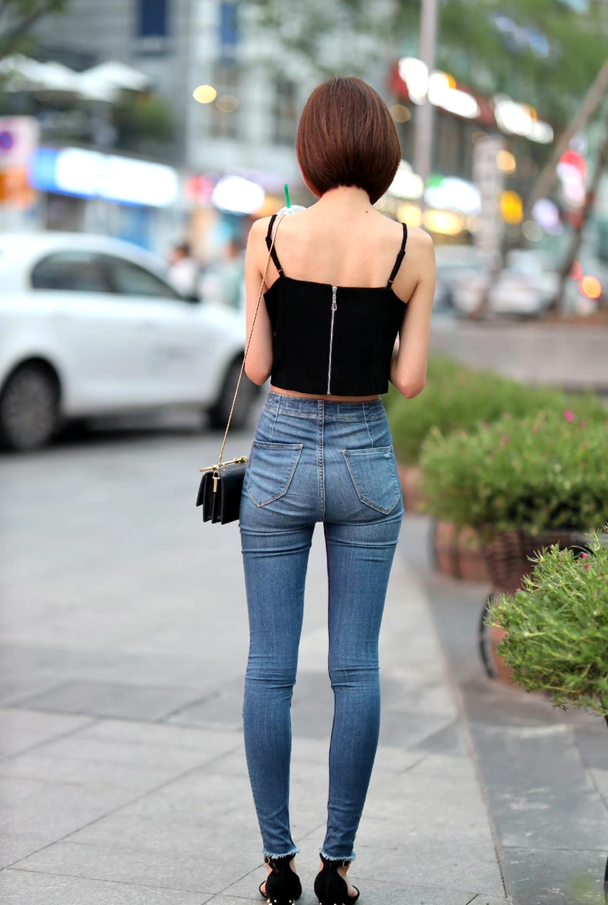 短发牛仔裤背影,干练