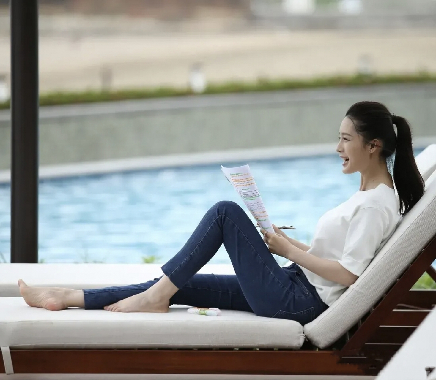 李沁光脚牛仔裤