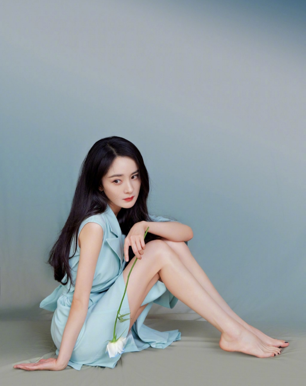 性感撩人的人间尤物#杨幂# 肤白貌美的容颜,纤瘦高挑,前凸后翘的傲人