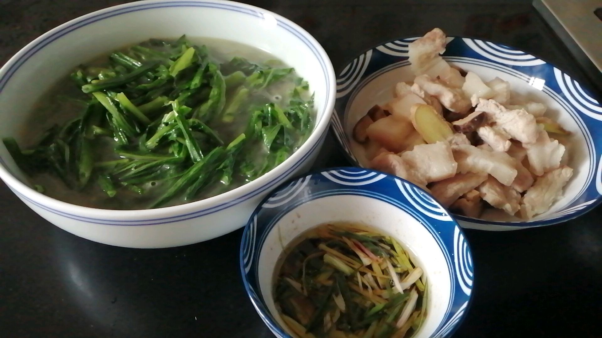饭店一份青菜18元,农村妈妈花10元做出两个菜,口感和味道很棒