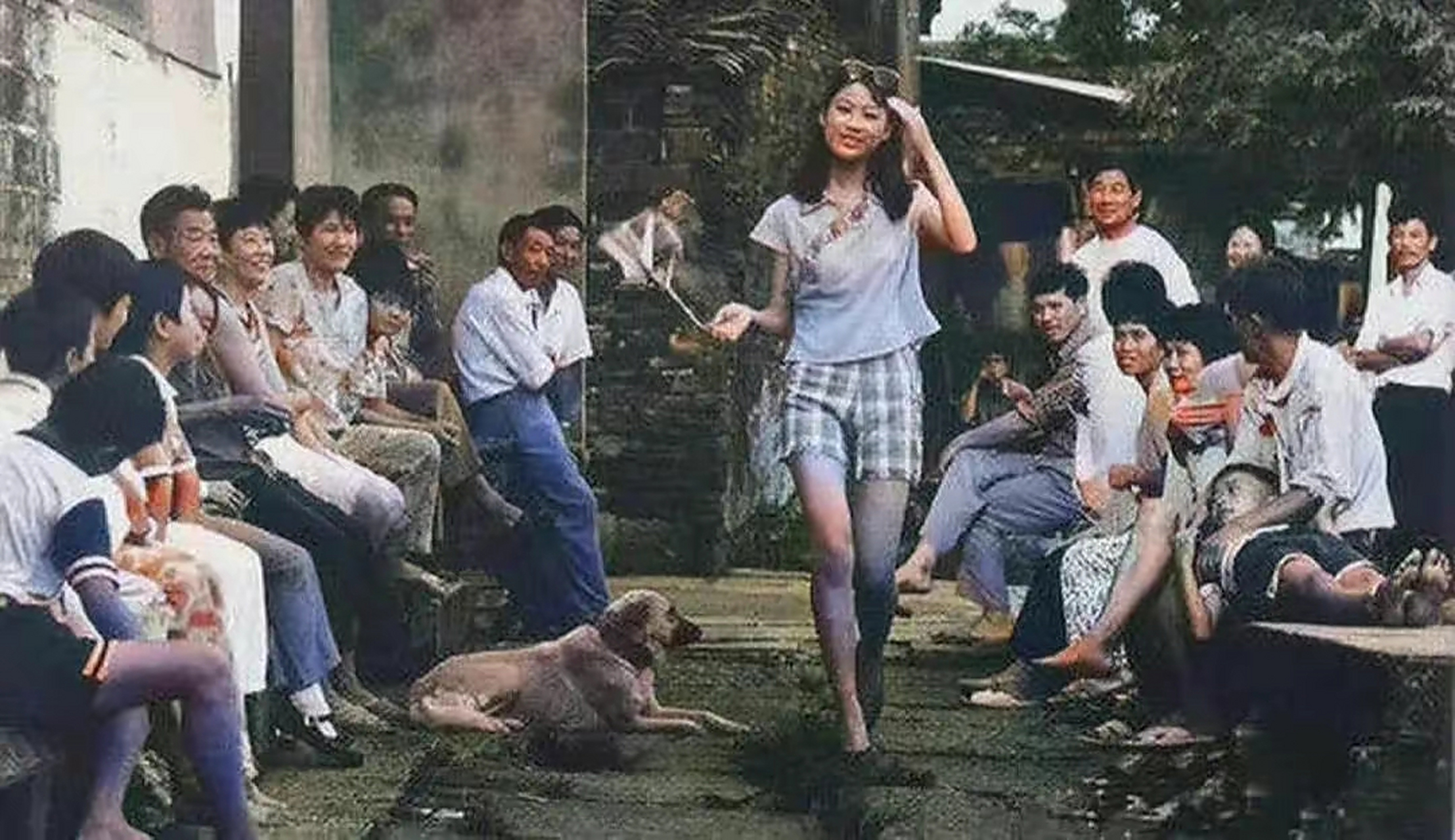 80年代装扮时髦的女子被围观,那个时候大部分国人穿的还比较质朴,所以