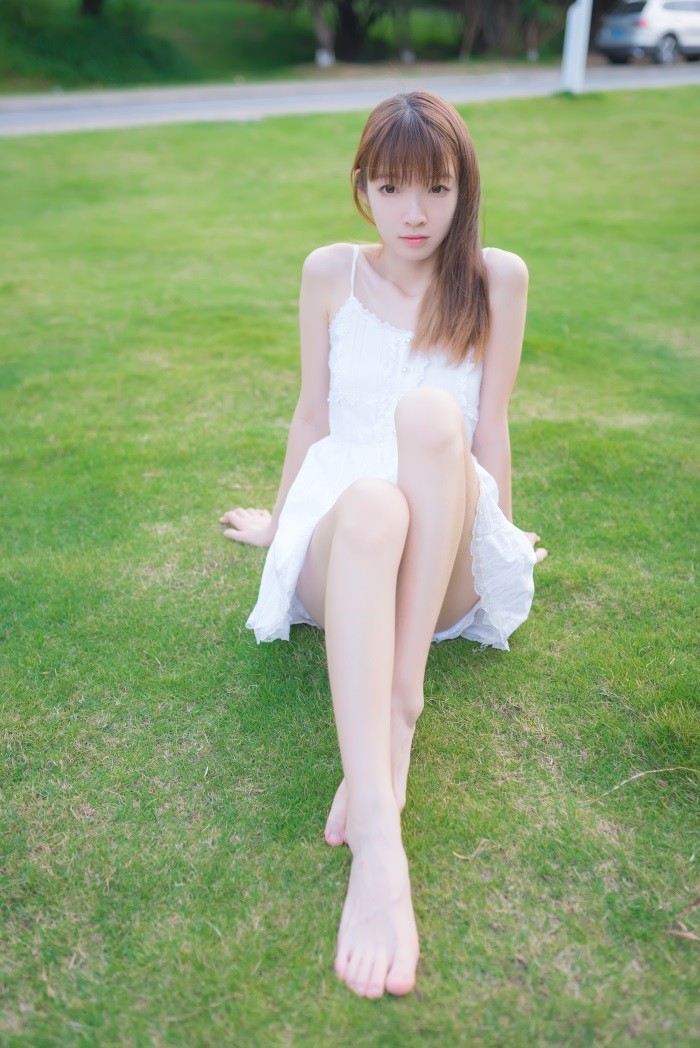 风之领域精品写真@No.056 草坪上青纯的XUE妹 [50P/229MB]