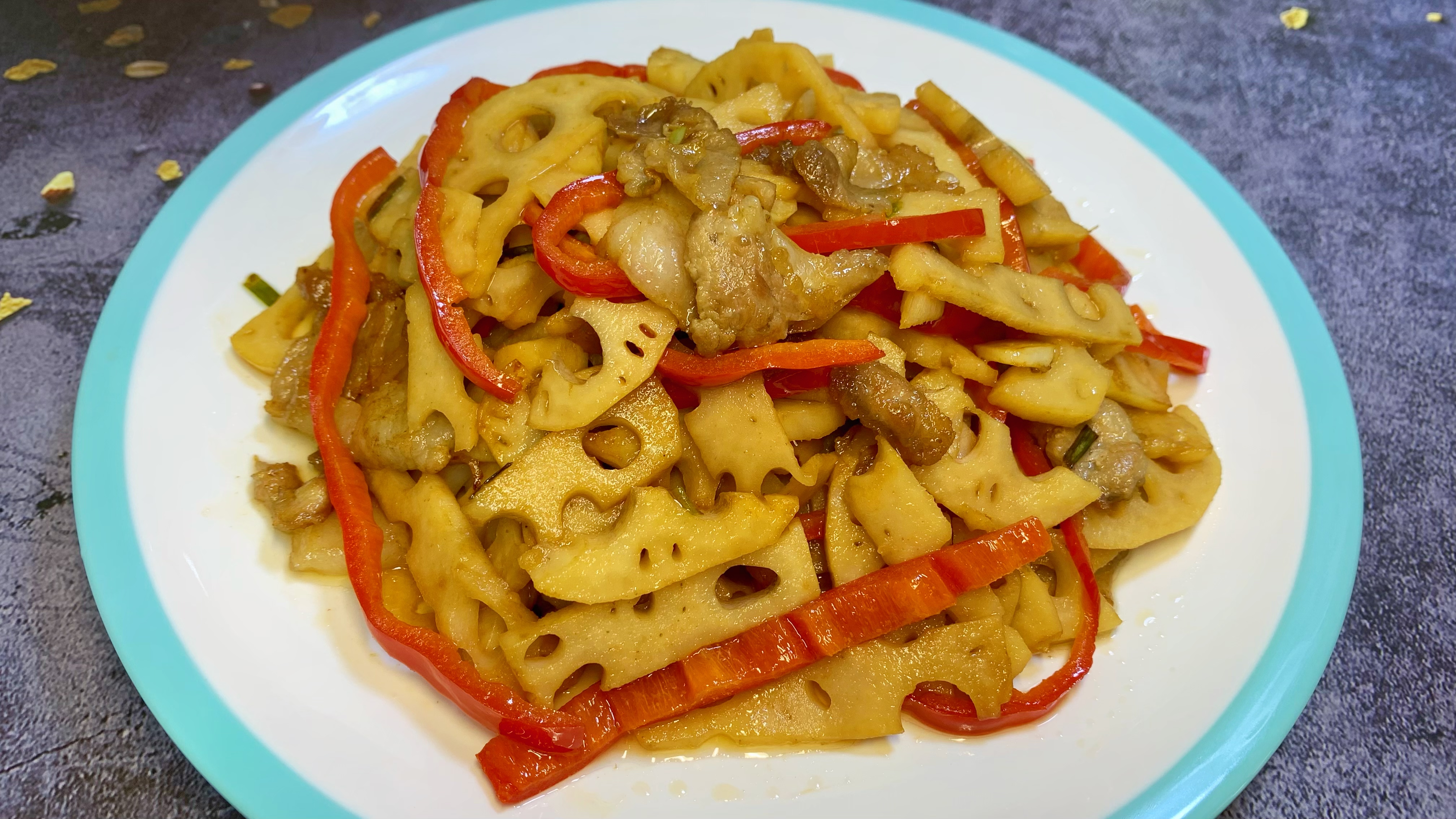 秋天的莲藕最养人最好吃,做一道小炒莲藕,清脆爽口,下酒又下饭