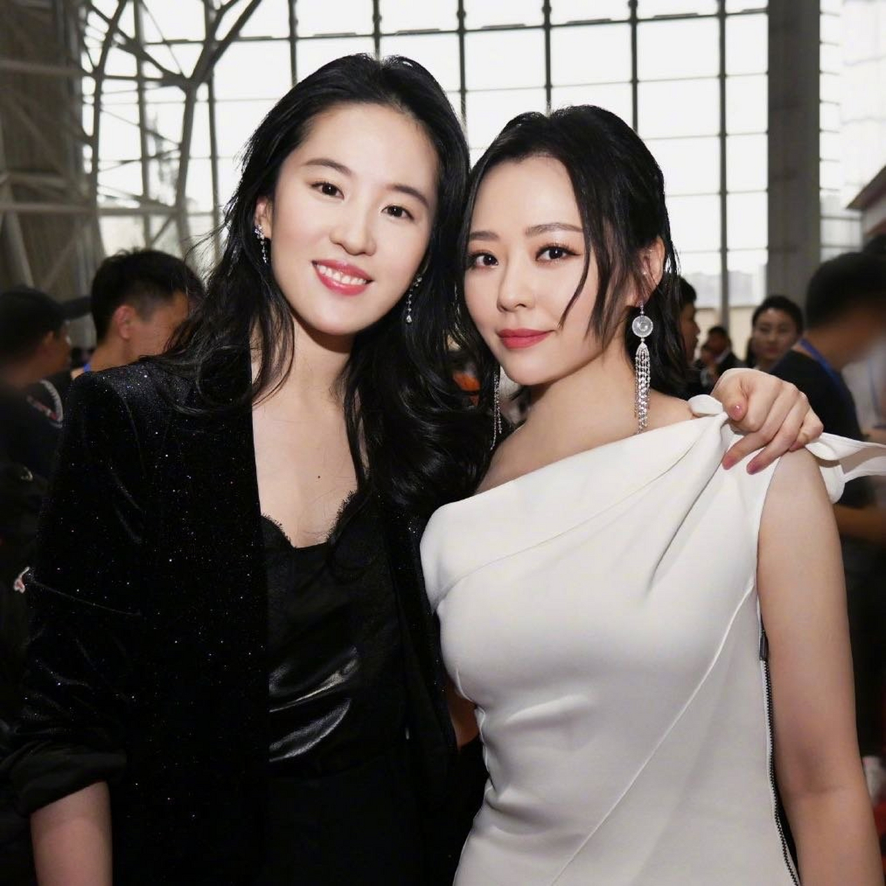 刘亦菲和张靓颖世纪姐妹合照啦![打call][打call][打call]