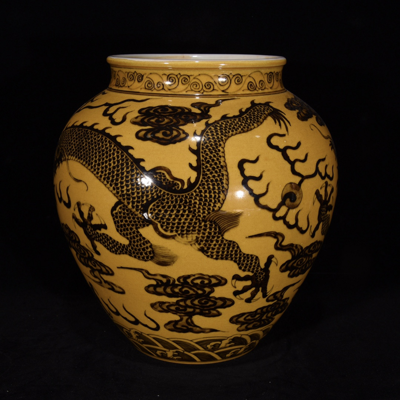 清康熙黄釉龙纹罐23×22