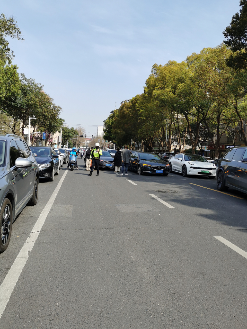 上午十点左右,南京鼓楼区江东街道龙园西路段,江苏省妇幼保健院门口
