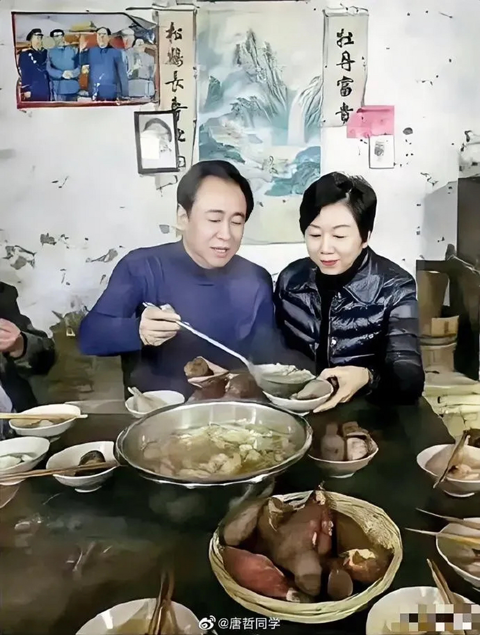 恒大许家印带着妻子回老家太康县探亲,然后一行人在老宅里,陪着叔伯们