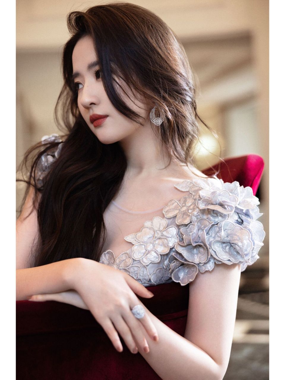 刘亦菲是让人看一眼就过目不忘的女人,眼神深邃明亮,鼻梁挺拔柔软