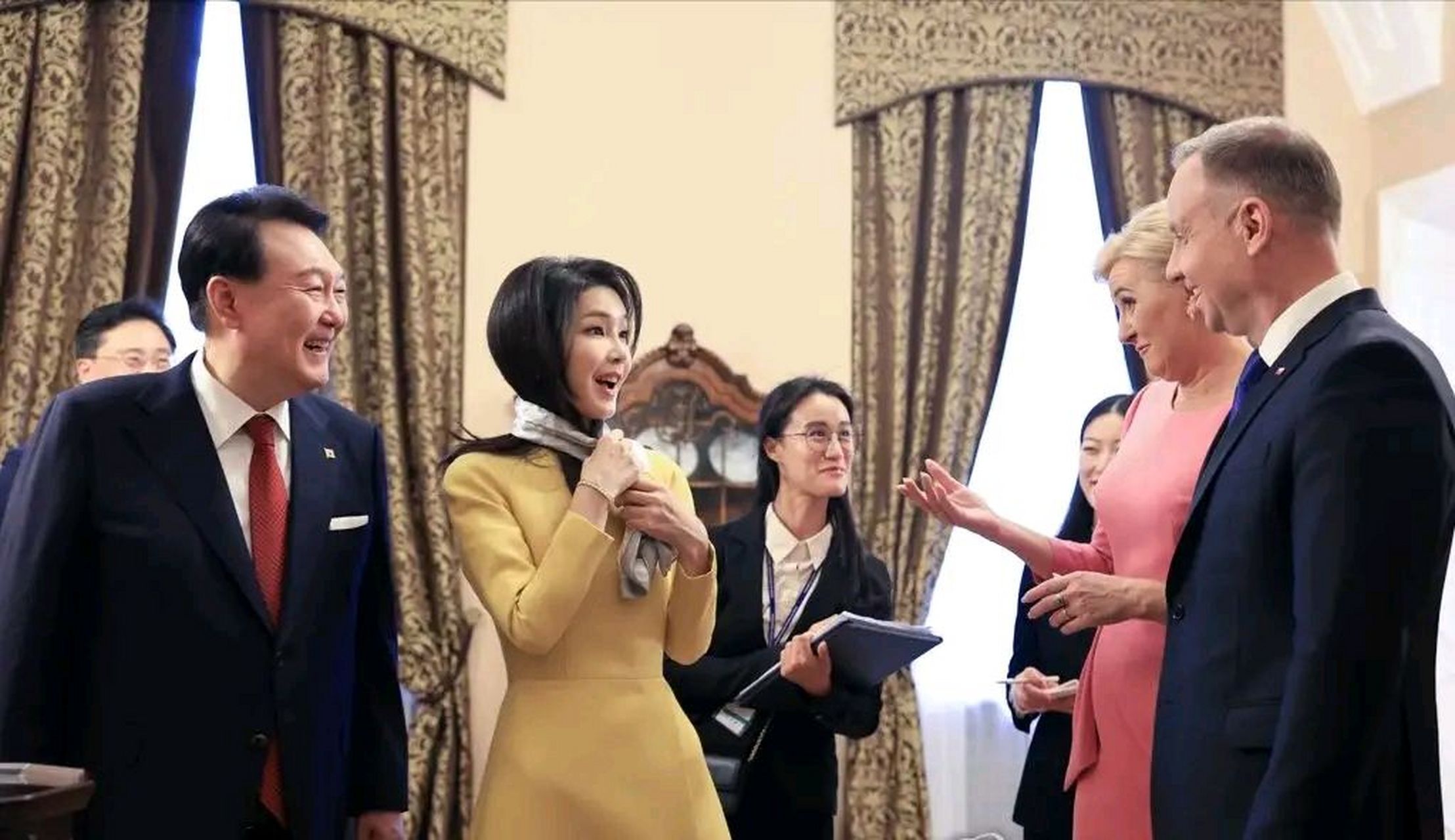 波兰第一夫人请金建希共进午餐,虽然两人年龄相差一岁,但是后者更显