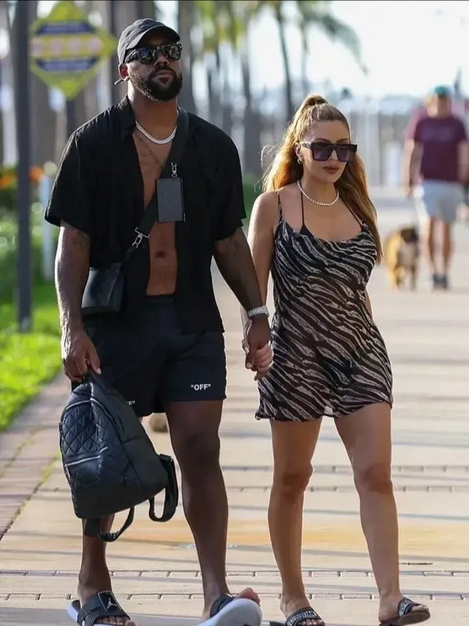 马库斯和女友拉尔萨在迈阿密度假,这位49岁的女星穿着比基尼和豹纹