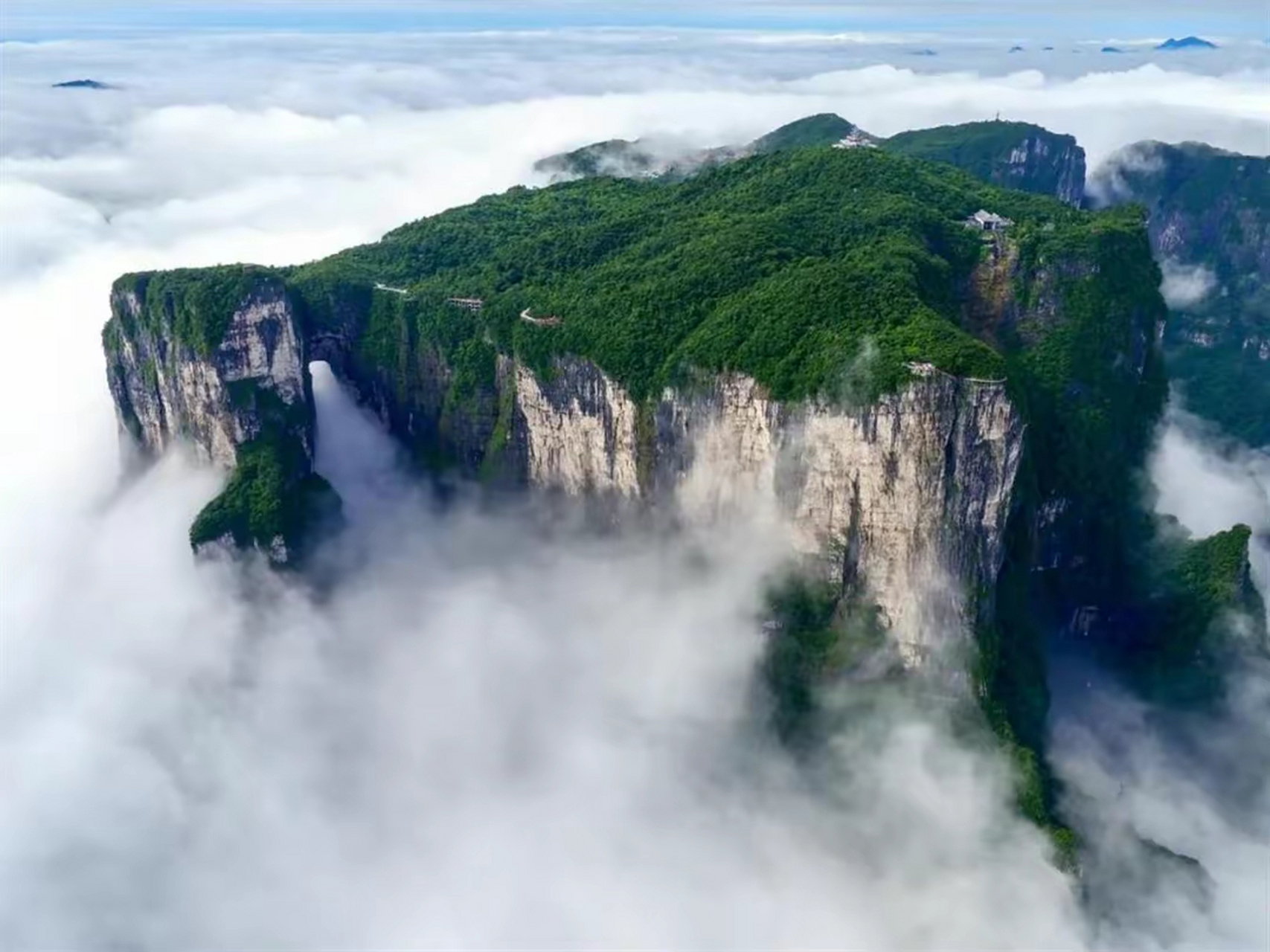 然而,近年来不断发生的游客坠崖事件,使得旅游安全问题备受关注.