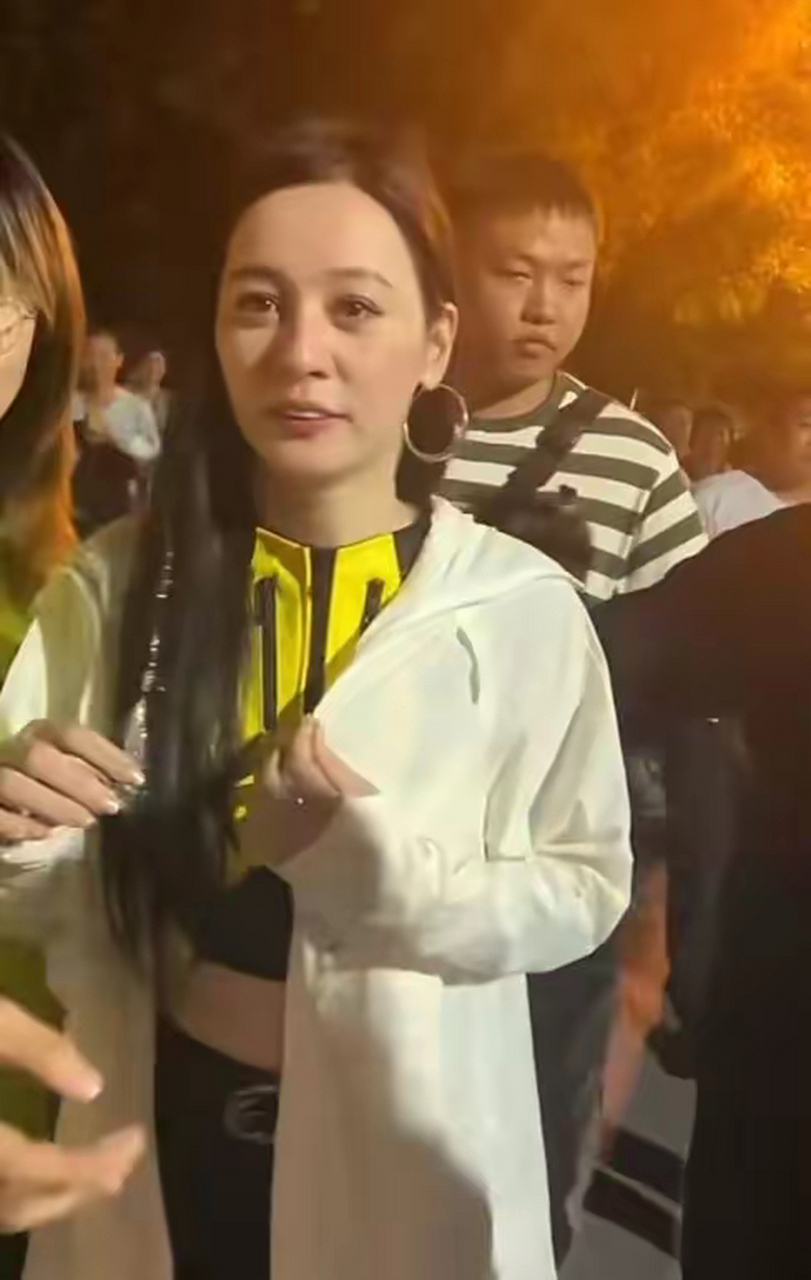 网红唐艺路人视角翻车,近照憔悴牙齿突出,被网友吐槽像大妈 近日,有