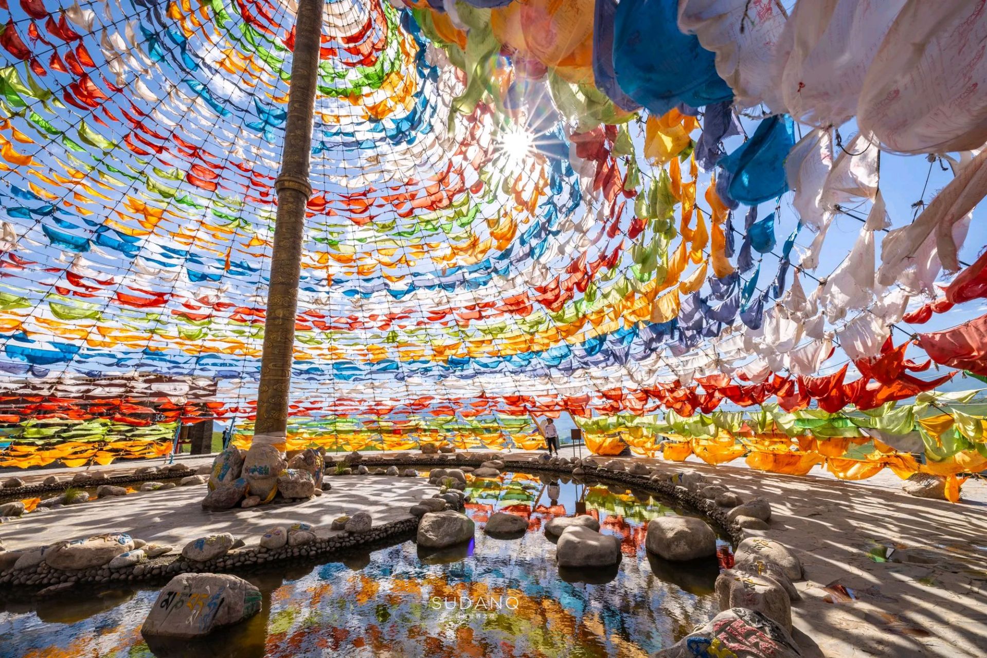 巨大的经幡,就在青海湟源日月山景区内——青海湟源古道博物馆门前 做