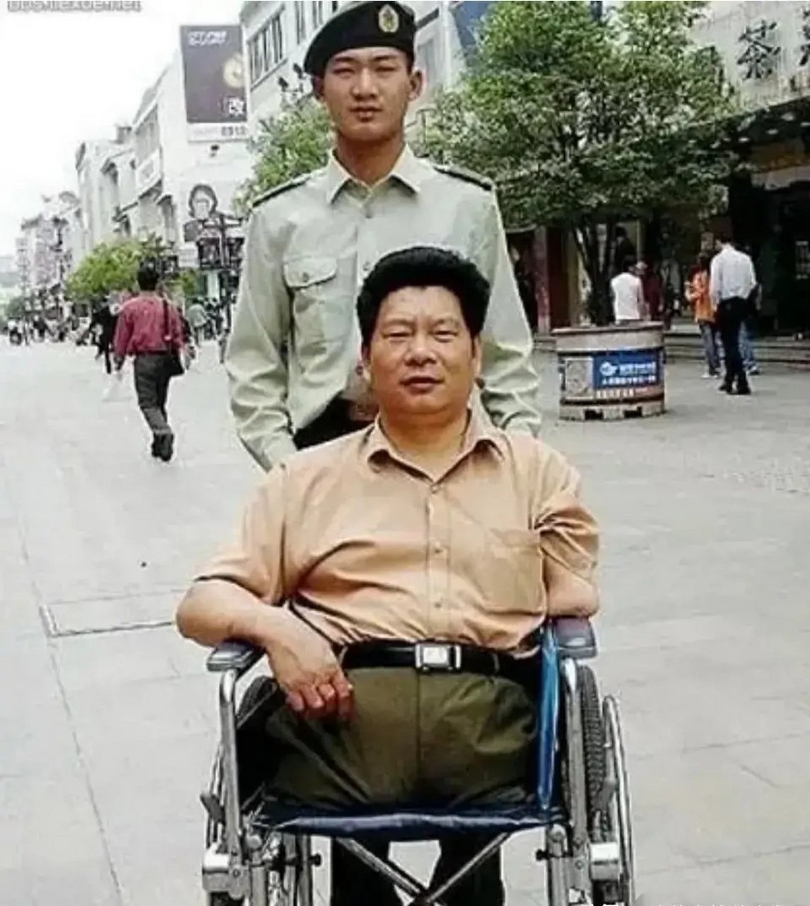 展亚平,1962年生于江苏张家港市,一等功臣,被授予"硬骨头战士",在对