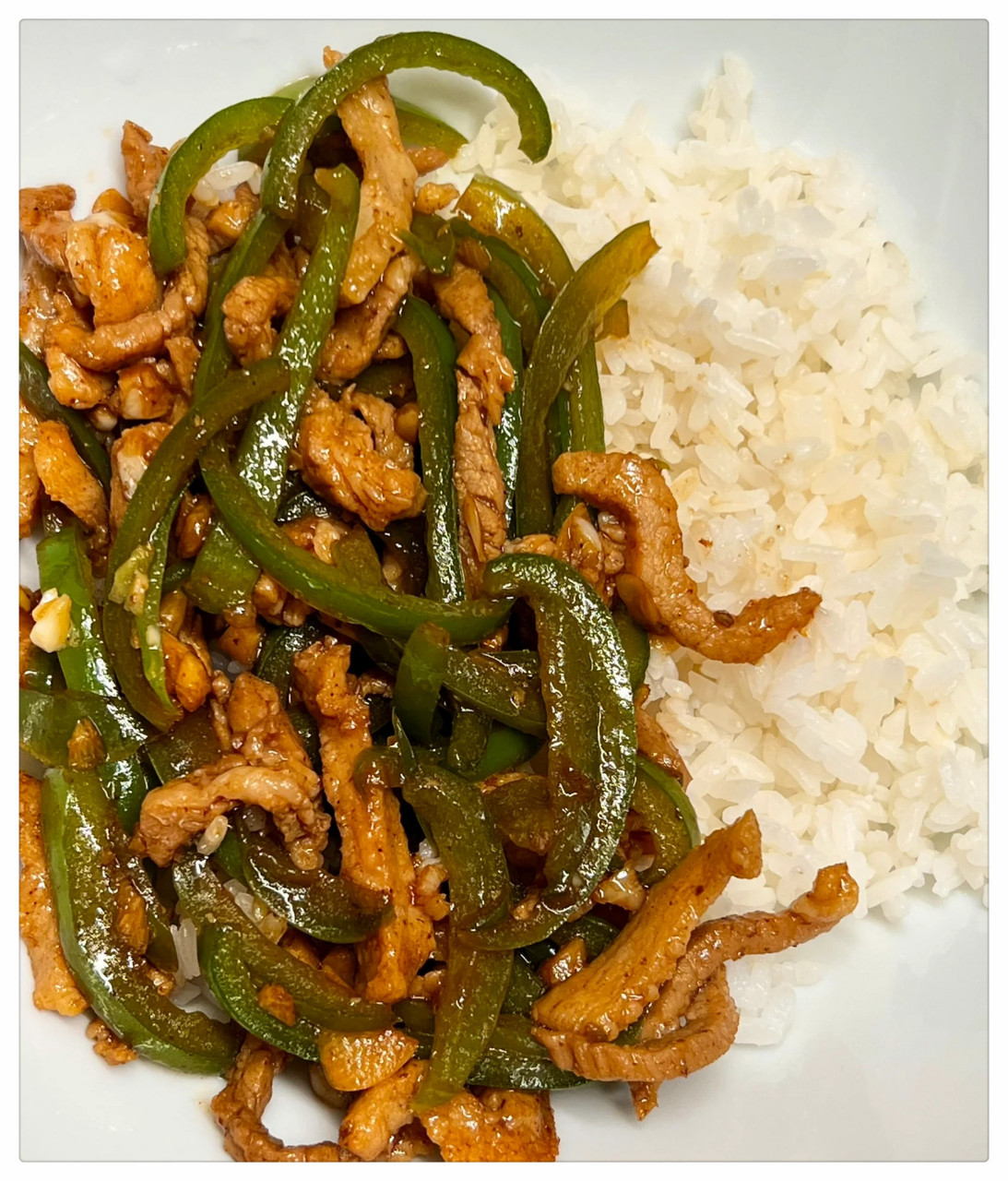 5磅一人食|青椒肉丝盖饭  如今呈现在您面前的,是一道名为青椒肉丝