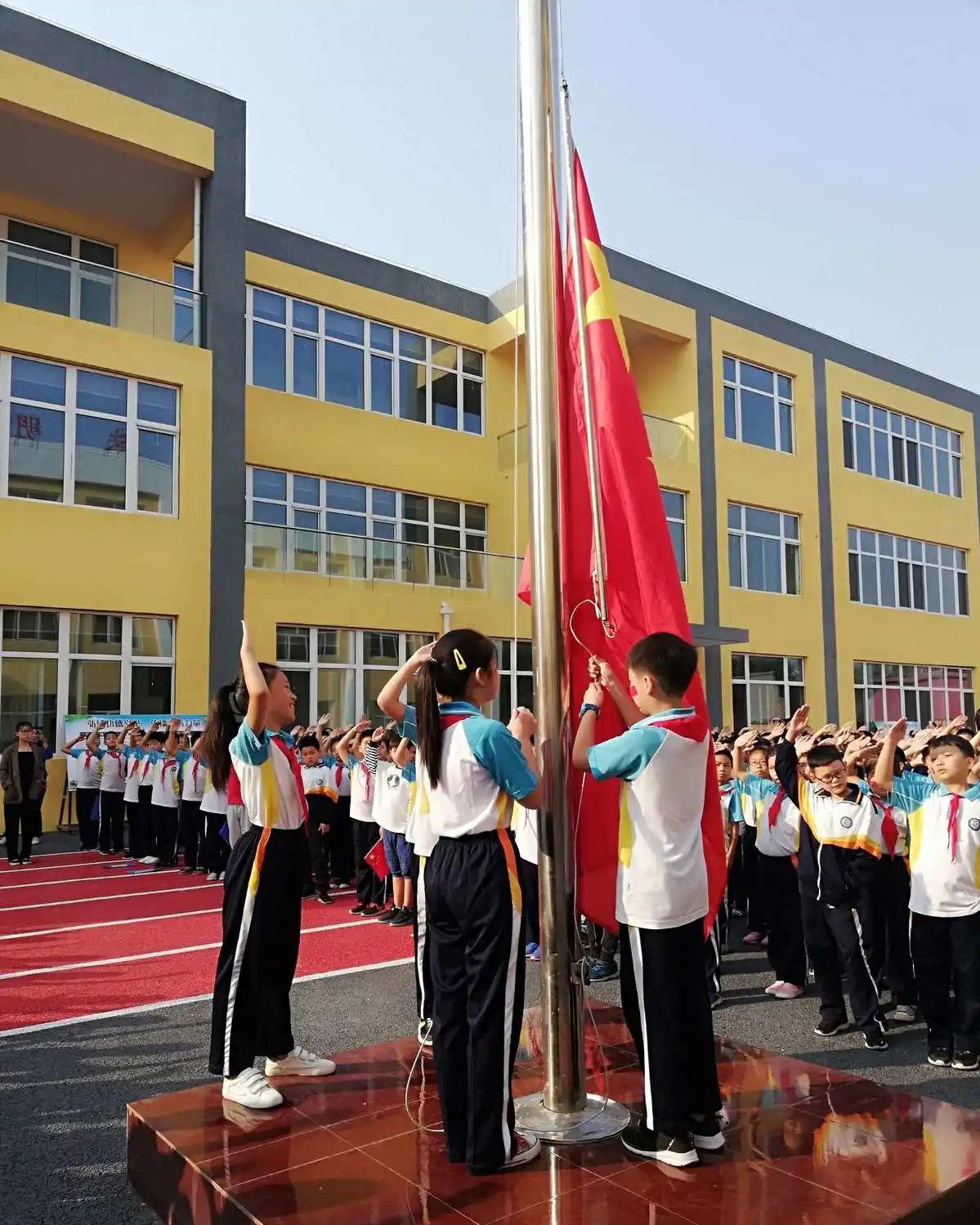 孩子中午回来,问她早上升国旗感觉怎么样?