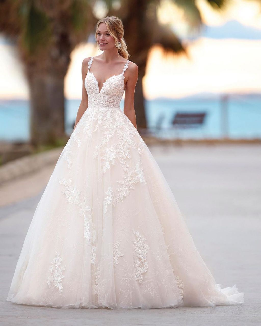 婚纱一般是白色的,这源于西方传统.