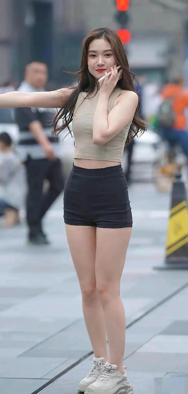 自信的微胖小姐姐#时尚穿搭# #性感美女# #美女