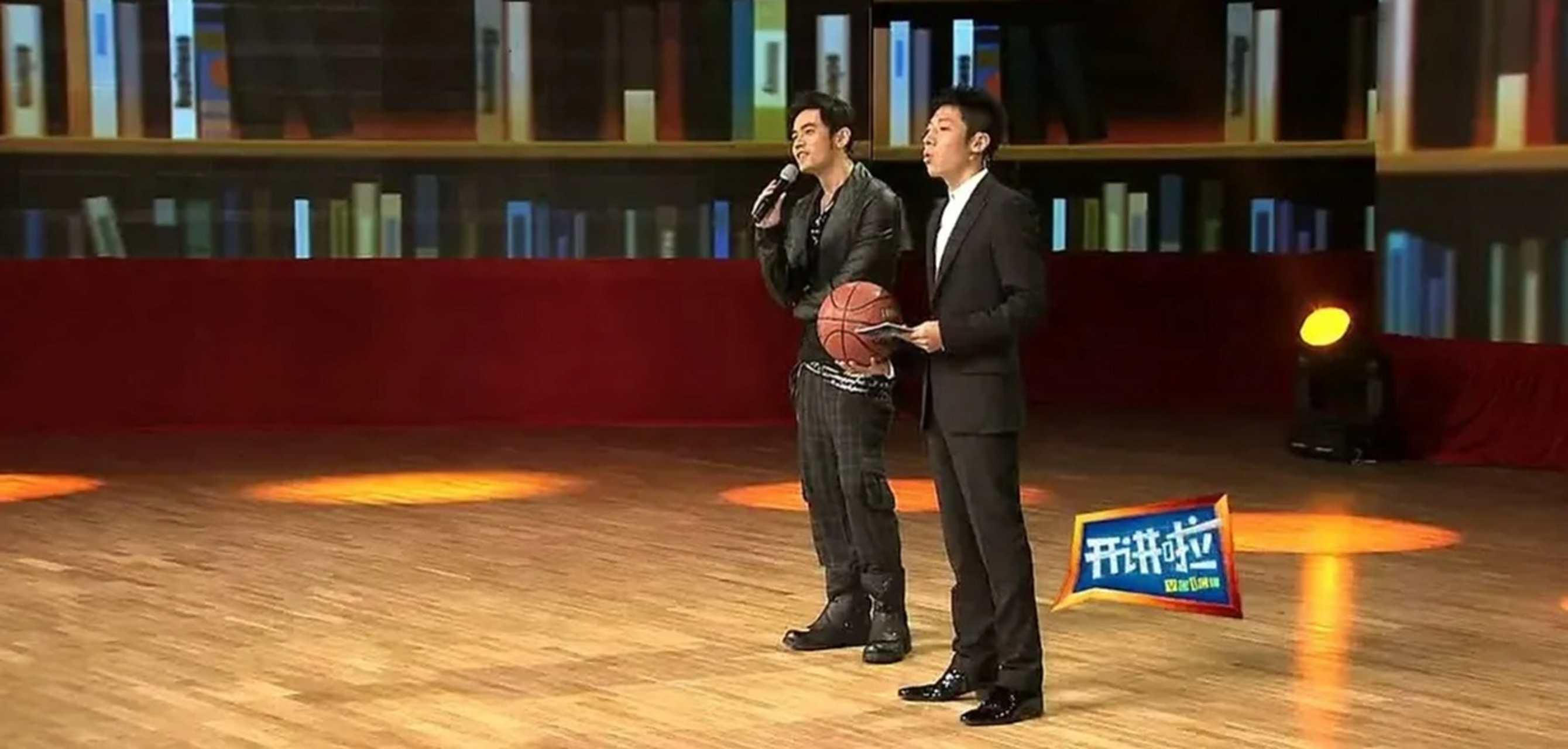 周杰伦参加《开讲啦icon》撒贝宁说周杰伦的演讲和他的歌一样,需要