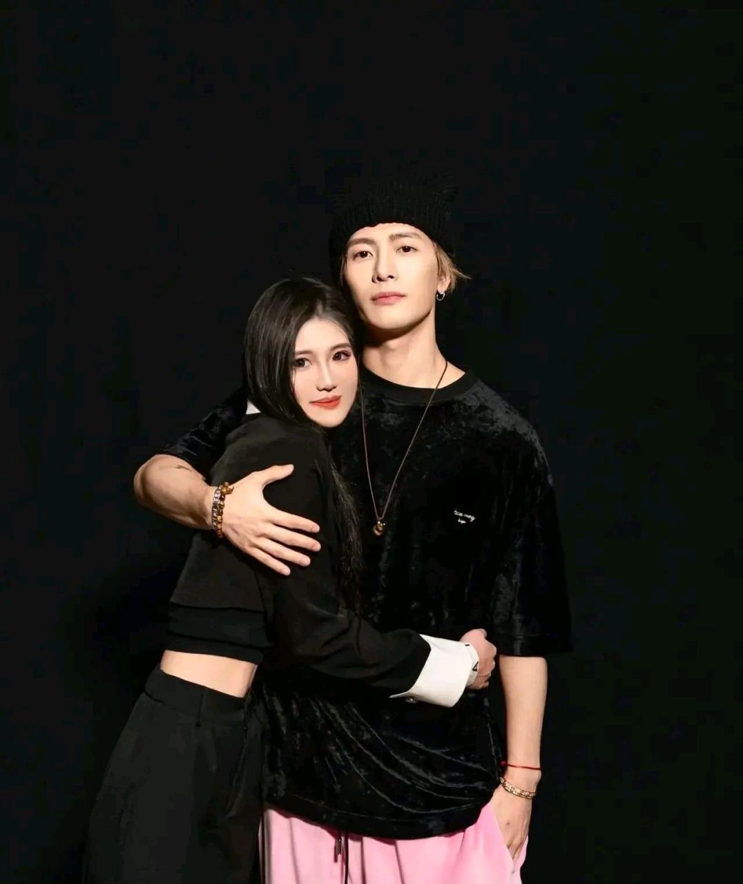 频繁有女网友晒出和王嘉尔的亲密照片,十指紧扣亲密相拥,倒不是恋情塌