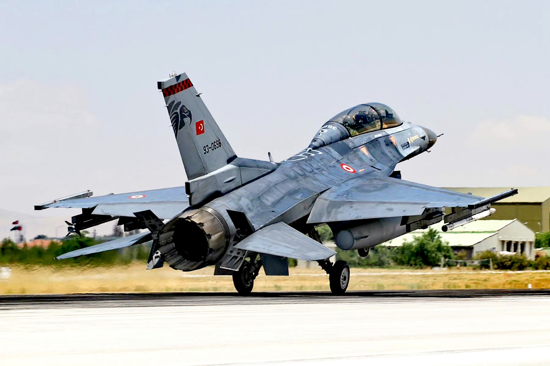 战机欣赏:美国 洛克希德 f-16d "战隼"战斗机,该机是f-16的双座版本