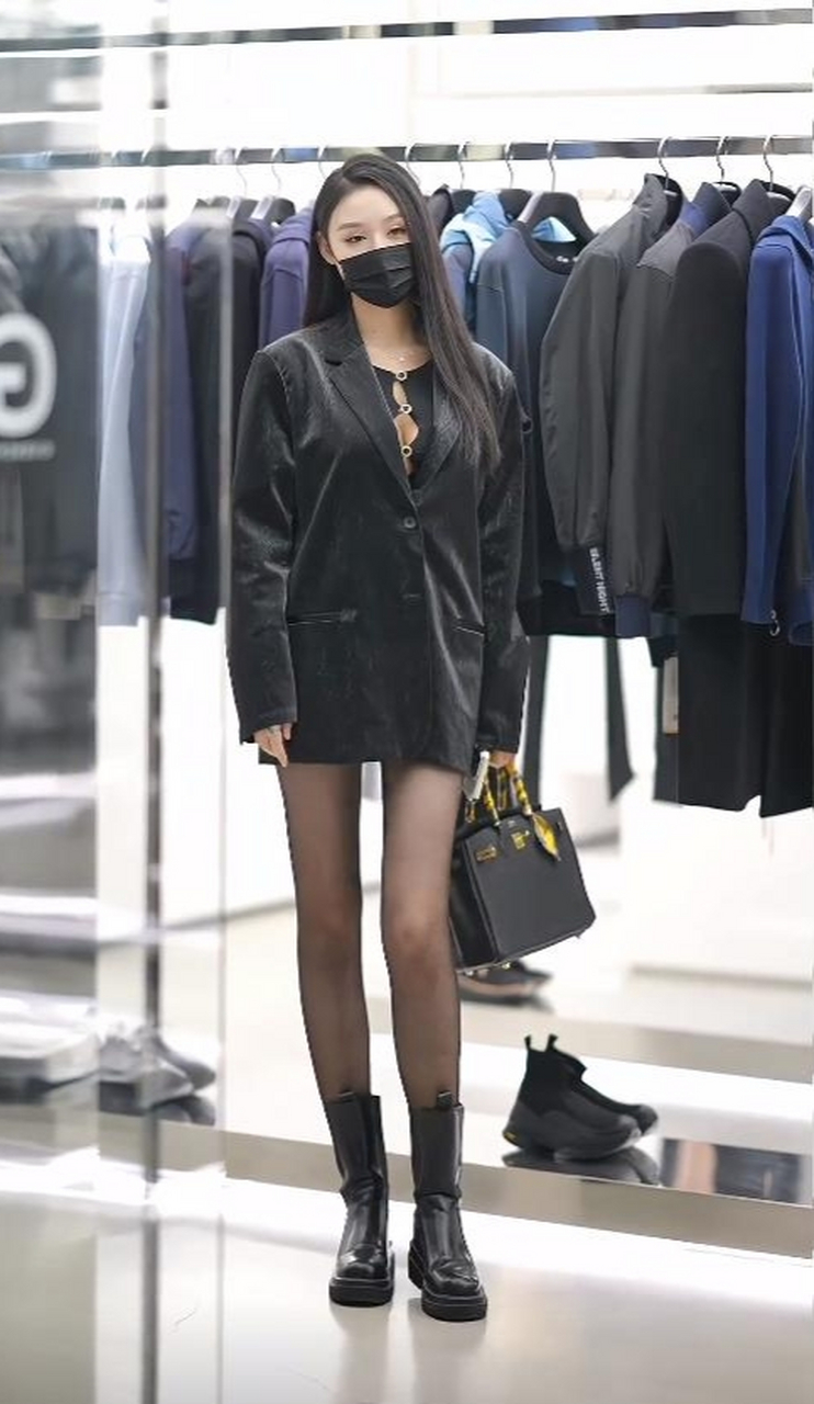 休闲衣服搭配黑丝袜,显得时尚性感优雅迷人#时尚穿搭# #性感美女