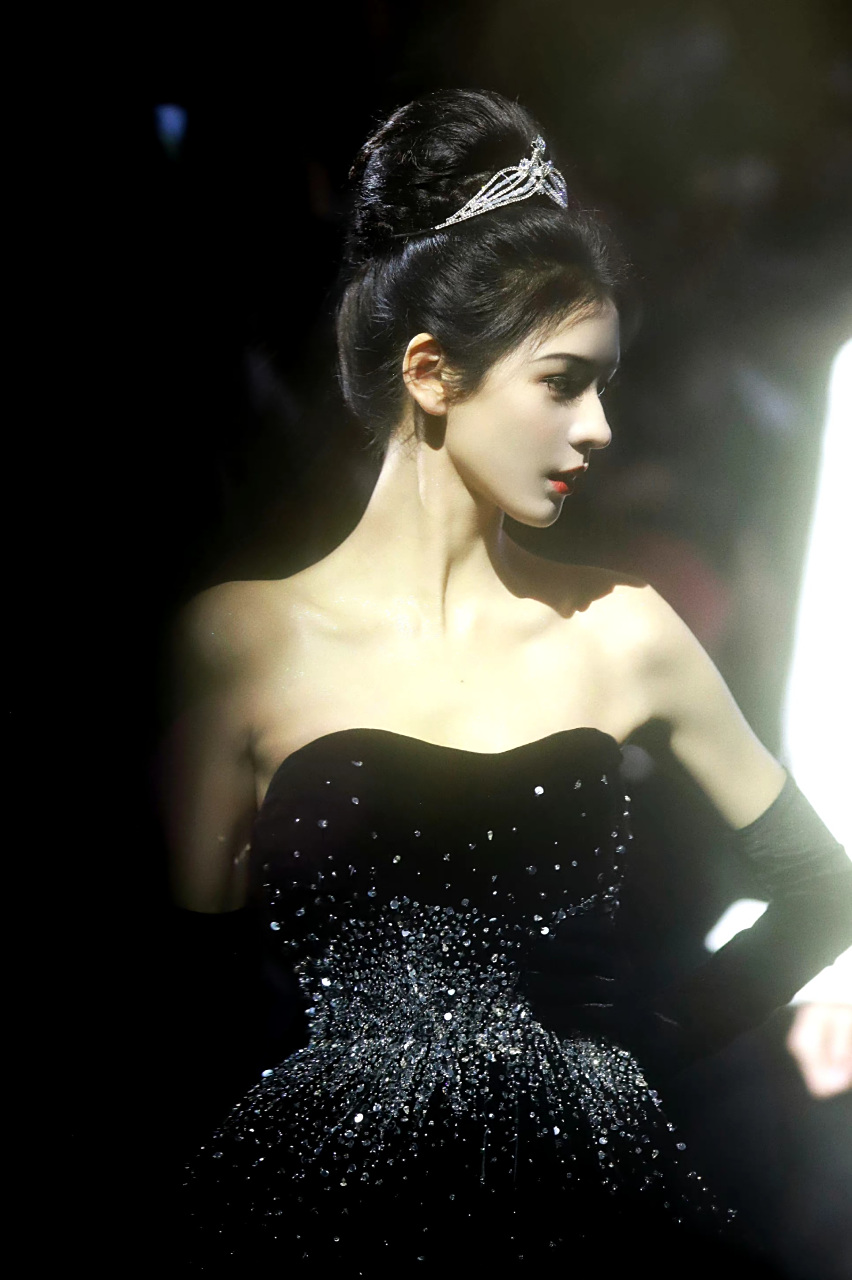 天哪,张曦予这个侧脸就像芭比一样绝