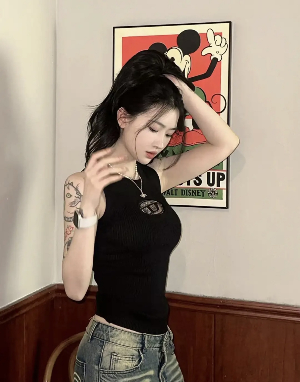 手臂纹身超好看的长发气质美女