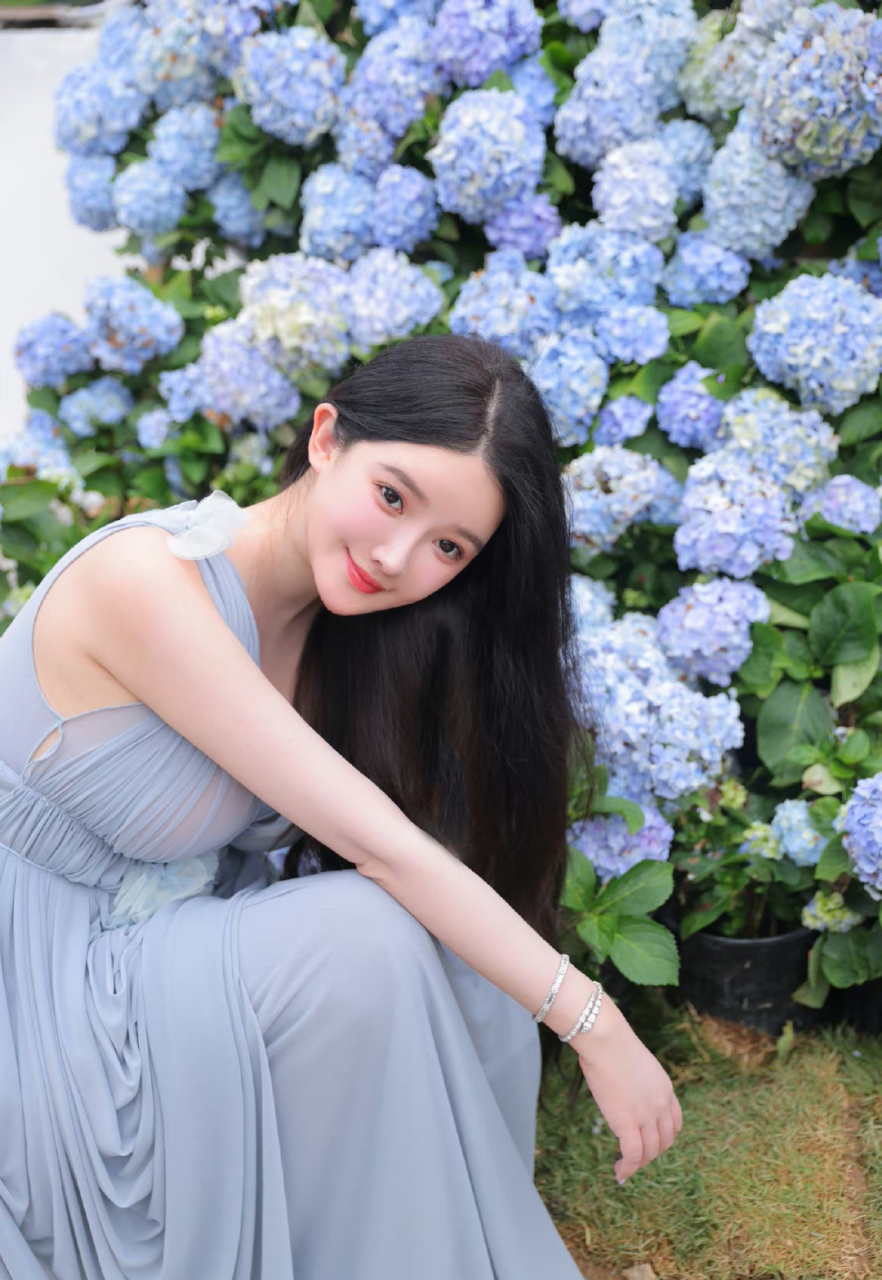 孙心娅# 雪肤玉貌,丰满傲人的事业线,窈窕曼妙的身材,白皙细嫩的大