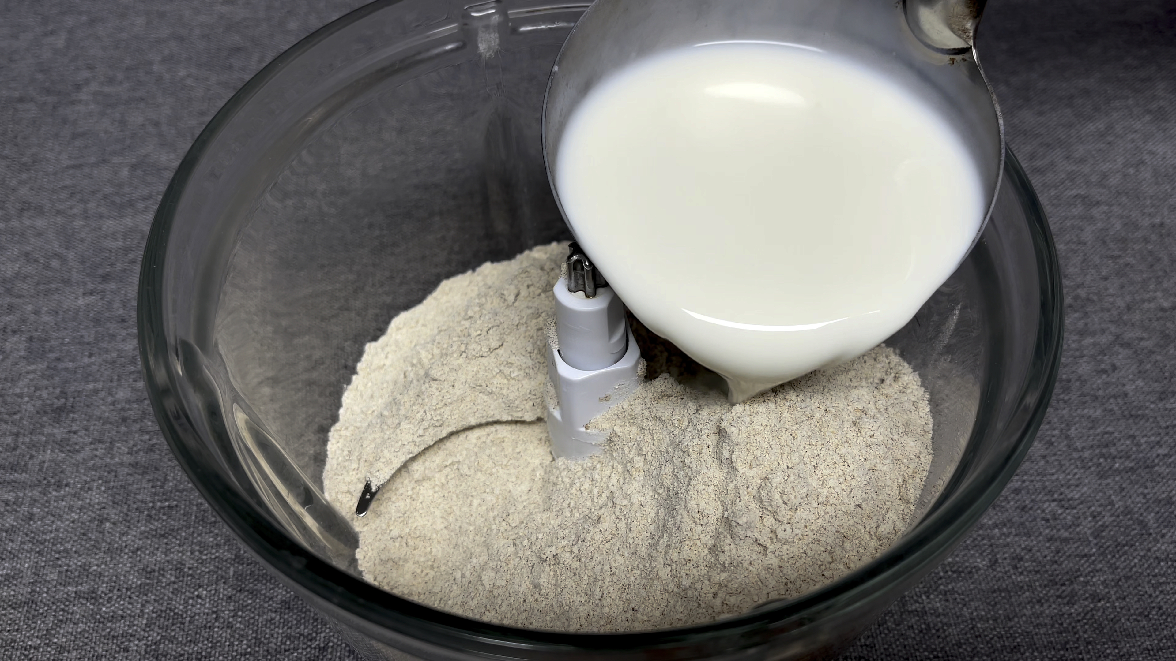 3勺全麦面2颗鸡蛋搅一搅，竟然能做出蓬松暄软的面包，做法超简单