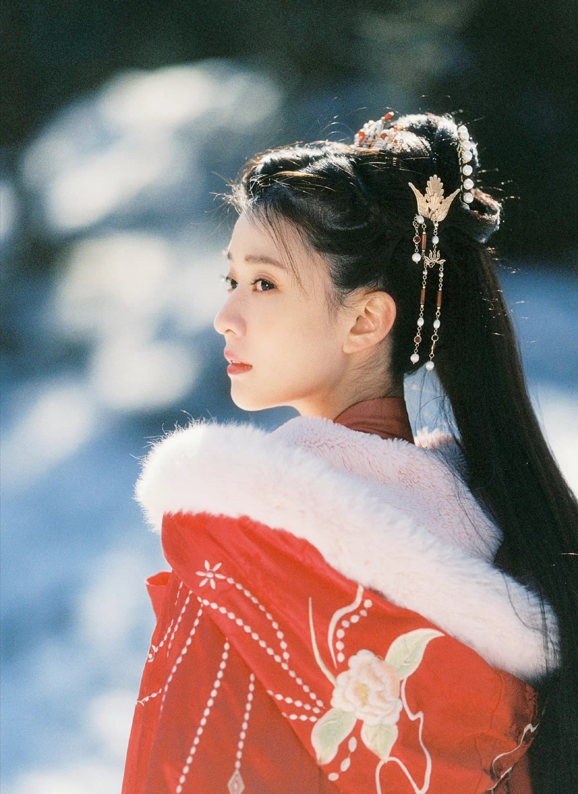 乔欣《嫣语赋》番外大片,一身蓝色古装置身雪中,明媚又清冷