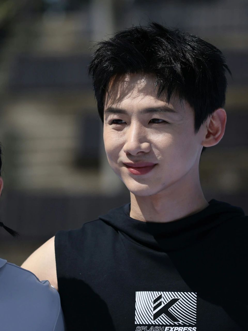 白敬亭活动生图 这么强的阳光照射下,这样状态,挺不错了.